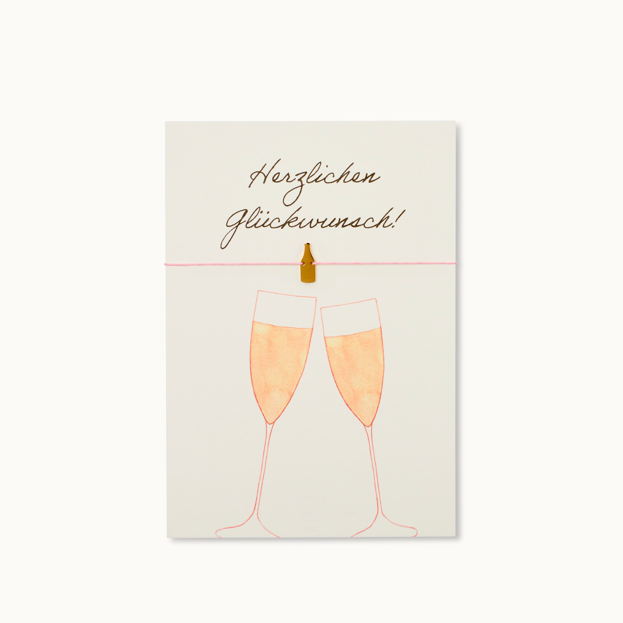Herzlichen Glückwünsch! Karte mit einer Champagnerflasche als 18K vergoldeter Anhänger an einem rosafarbenen Armband. 