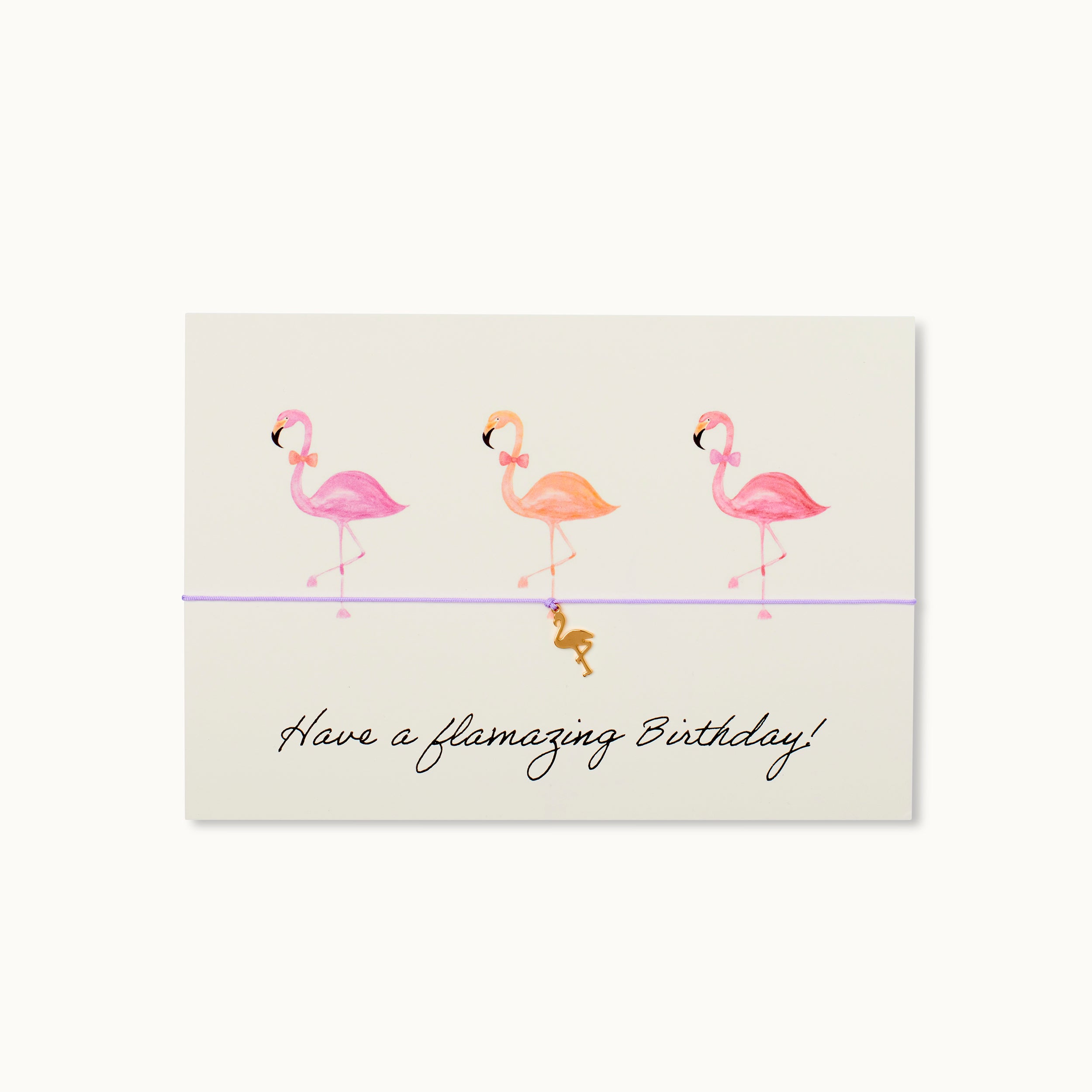 Have a flamazing Birthday! Karte mit einem Flamingo als 18K vergoldeter Anhänger an einem lilafarbenen Armband. 