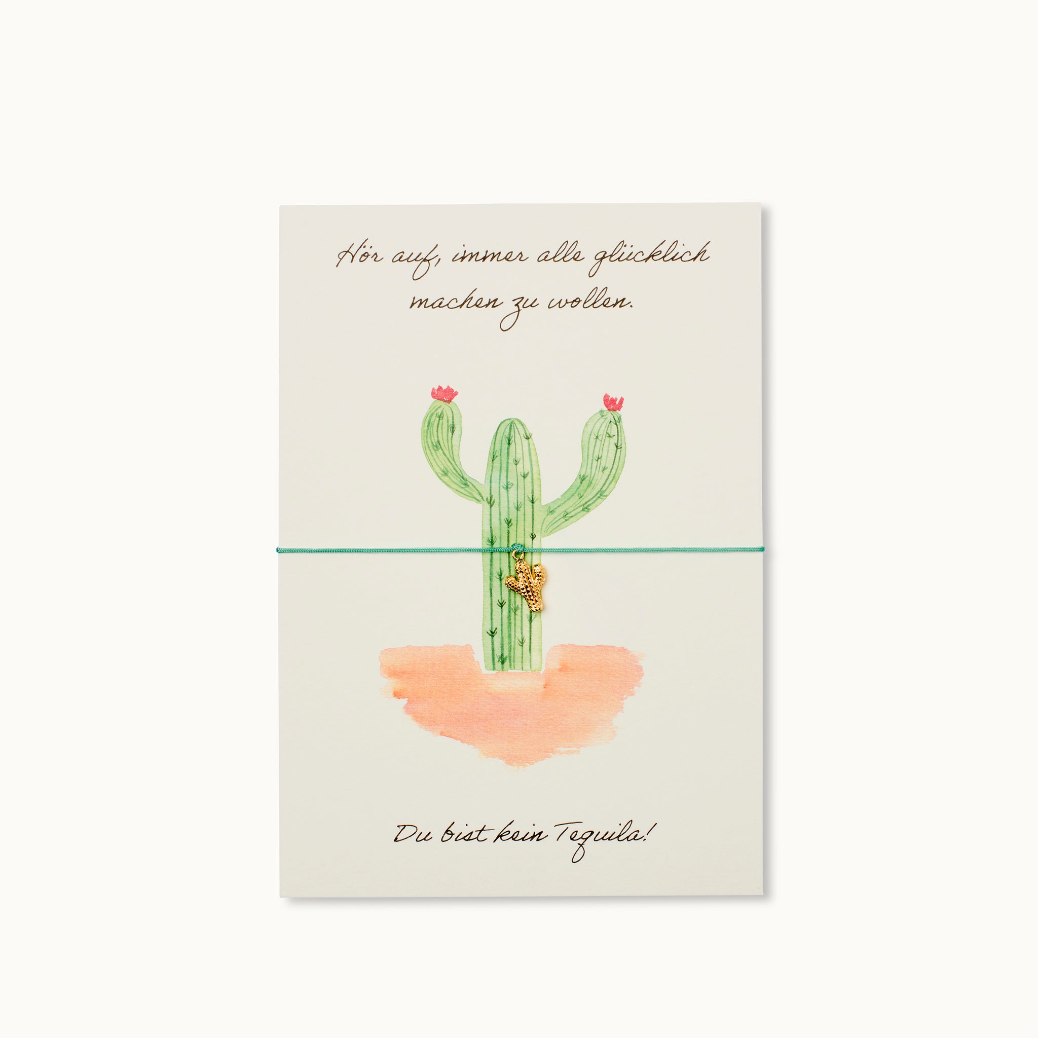 Tequila Karte mit einem Kaktus als 18K vergoldeter Anhänger an einem grünen Armband. 