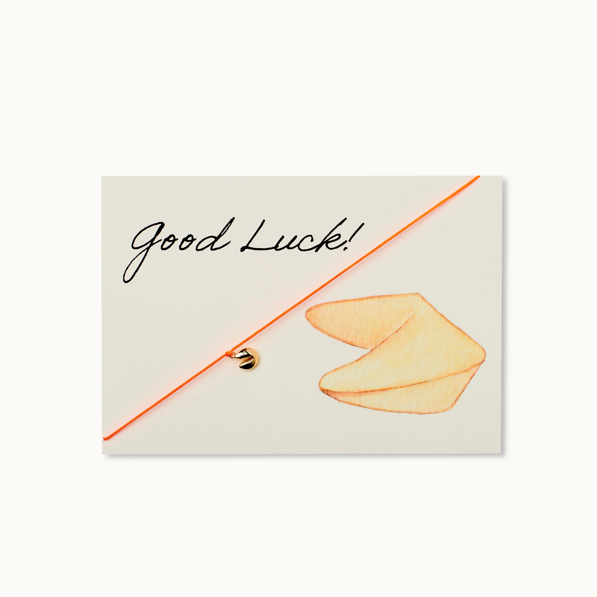 Good Luck! Karte mit einem Glückskeks als 18K vergoldeter Anhänger an einem neonorangenen Armband. 