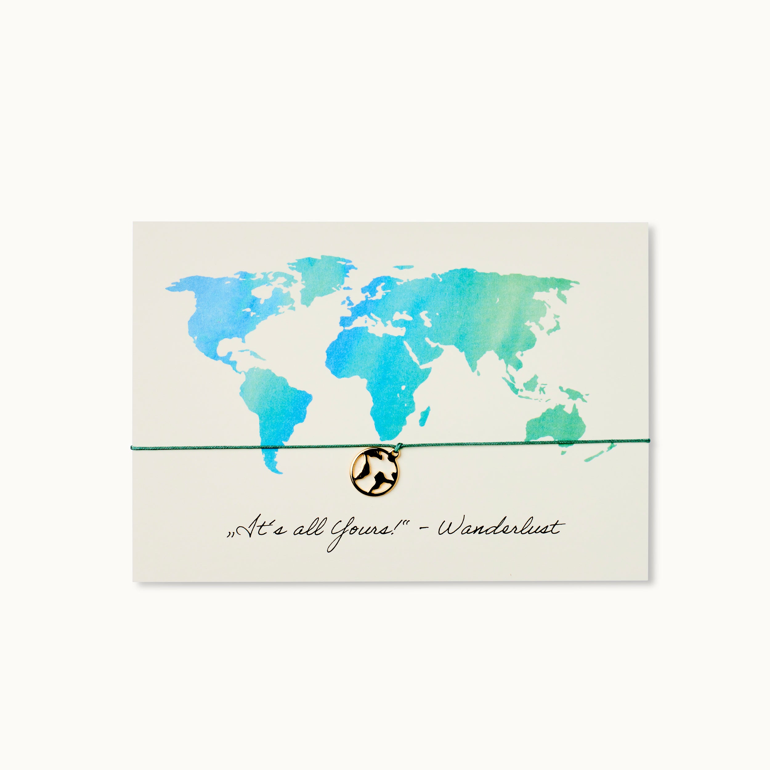 Wanderlust Karte mit einer Weltkarte als 18K vergoldeter Anhänger an einem grünen Armband. 
