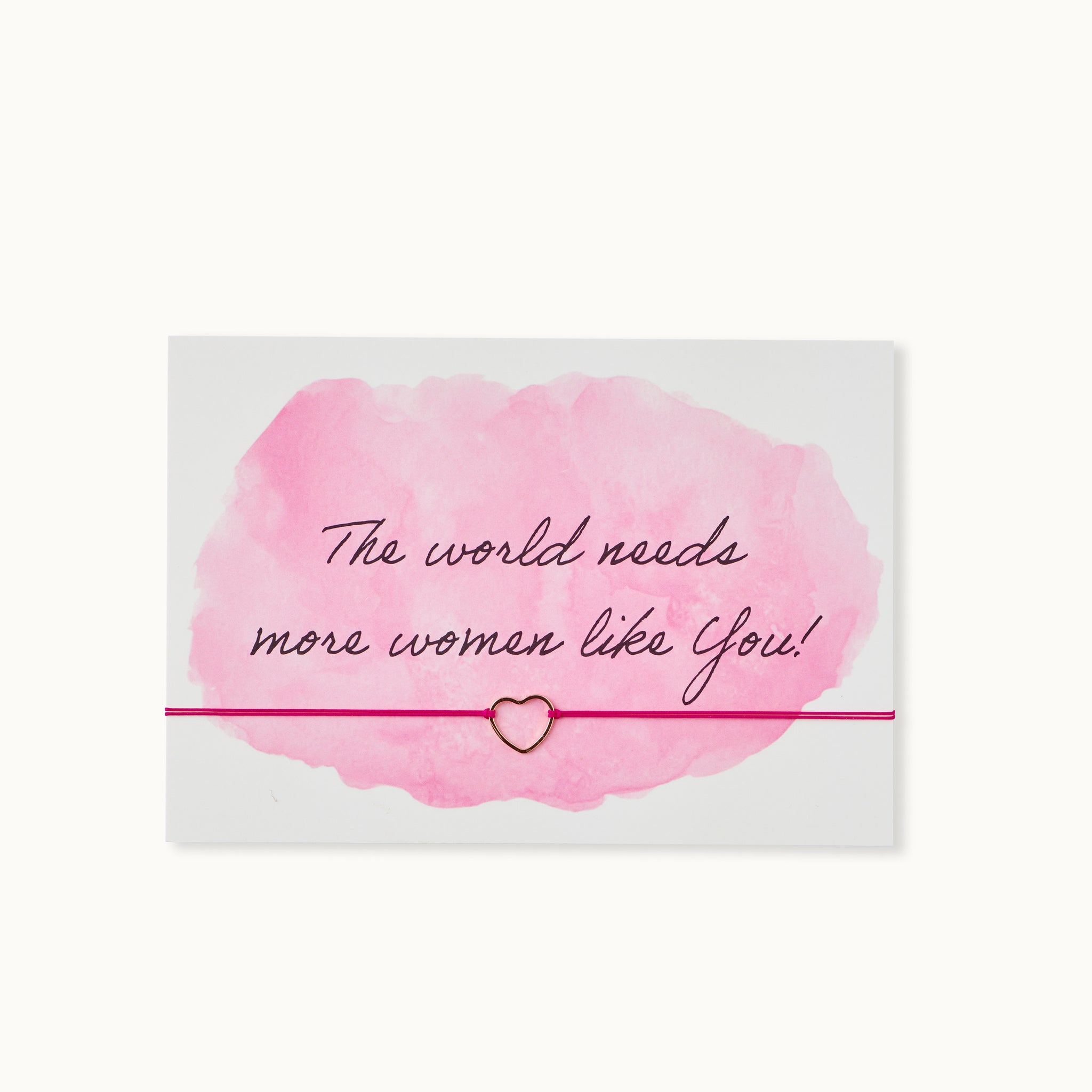 The world needs more women like You! Karte mit einem Herz als 18K vergoldeter Anhänger an einem pinken Armband. 