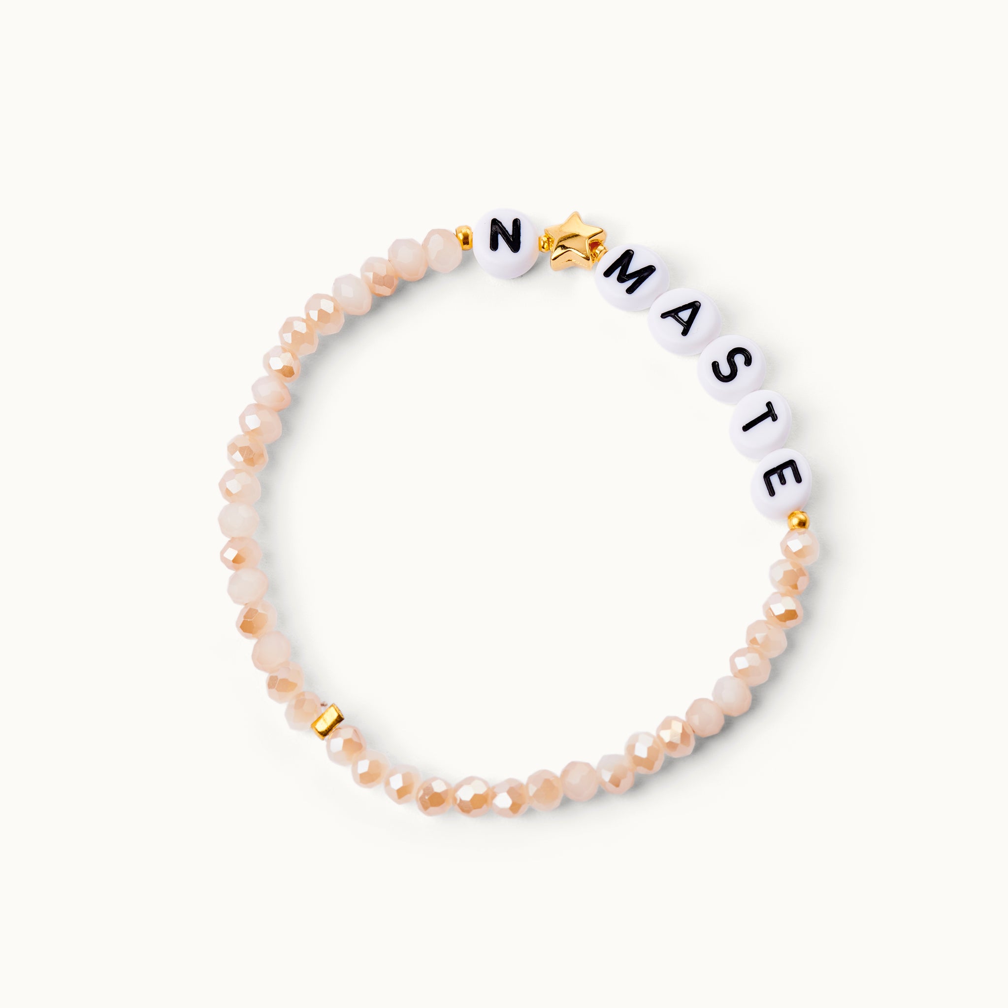 Namaste Glasperlenarmband in Nude-Tönen mit Acryl-Perlen und einem 18 Karat vergoldeten Stern sowie 18 Karat vergoldeten Kugeln. 