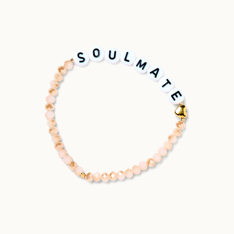Soulmate ♡ Glasperlenarmband in Nude-Tönen mit Acryl-Perlen und einem 18 Karat vergoldeten Stern sowie 18 Karat vergoldeten Kugeln. 